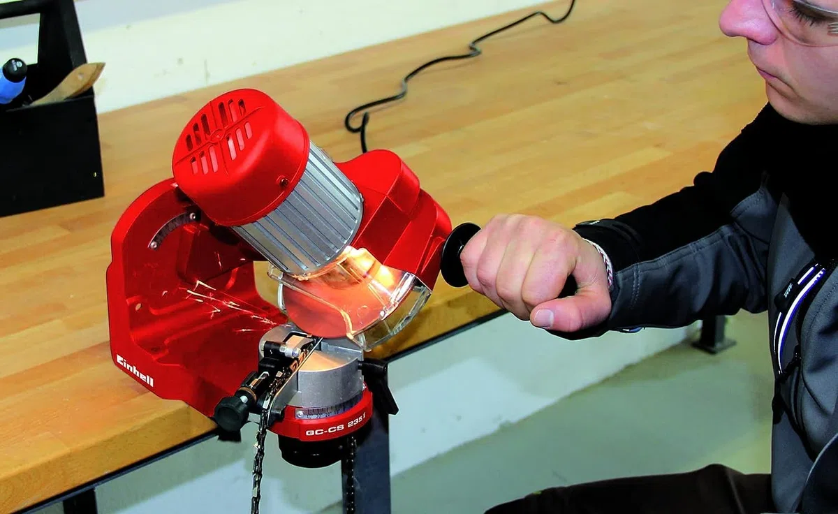 Einhell GC-CS 235 E – Afilador de cadenas de motosierra eléctrica con cable. Ralentí 3000 RPM, 230 W, 230 V | 50 Hz, limitador de profundidad, tensor de cadena, iluminación